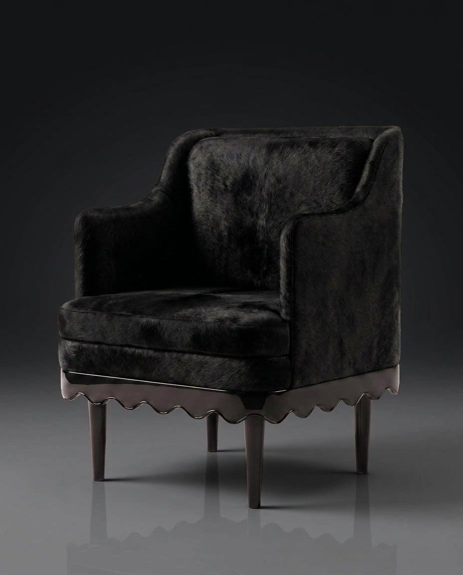 Fauteuil Romance noir, garniture noire, jupe festonnée et pieds en laque noire, vue de trois quarts, Monde Singulier Editions
