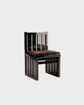 Chaise Cardinal, laque noire, vue d'ensemble sur fond blanc cassé, Monde Singulier Editions