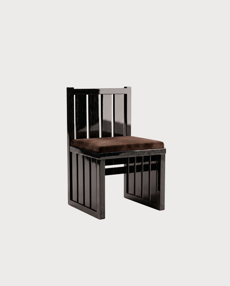 Chaise Cardinal, laque noire, vue d'ensemble sur fond blanc cassé, Monde Singulier Editions