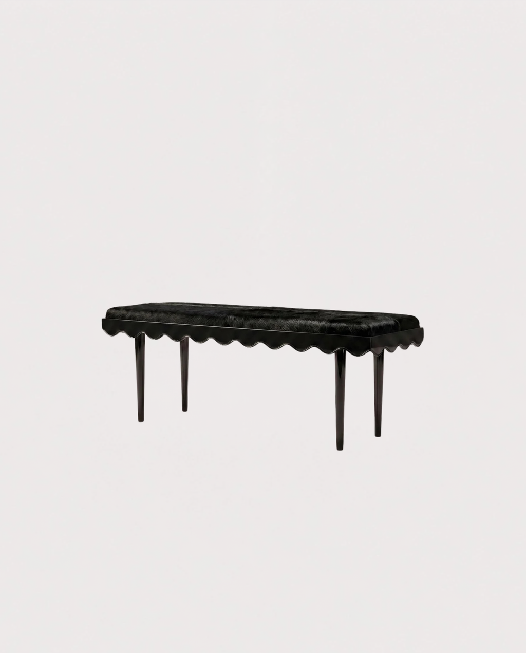 Banc Romance, laque noire, vue d'ensemble sur fond blanc cassé, Monde Singulier Editions