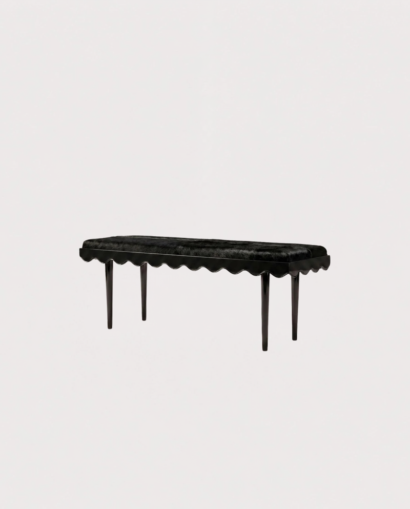 Banc Romance, laque noire, vue d'ensemble sur fond blanc cassé, Monde Singulier Editions