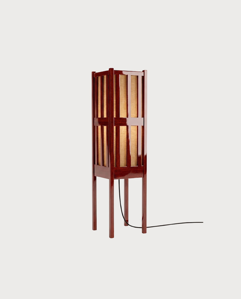 Lampadaire Cardinal, acajou laqué, vue d'ensemble sur fond blanc cassé, Monde Singulier Editions