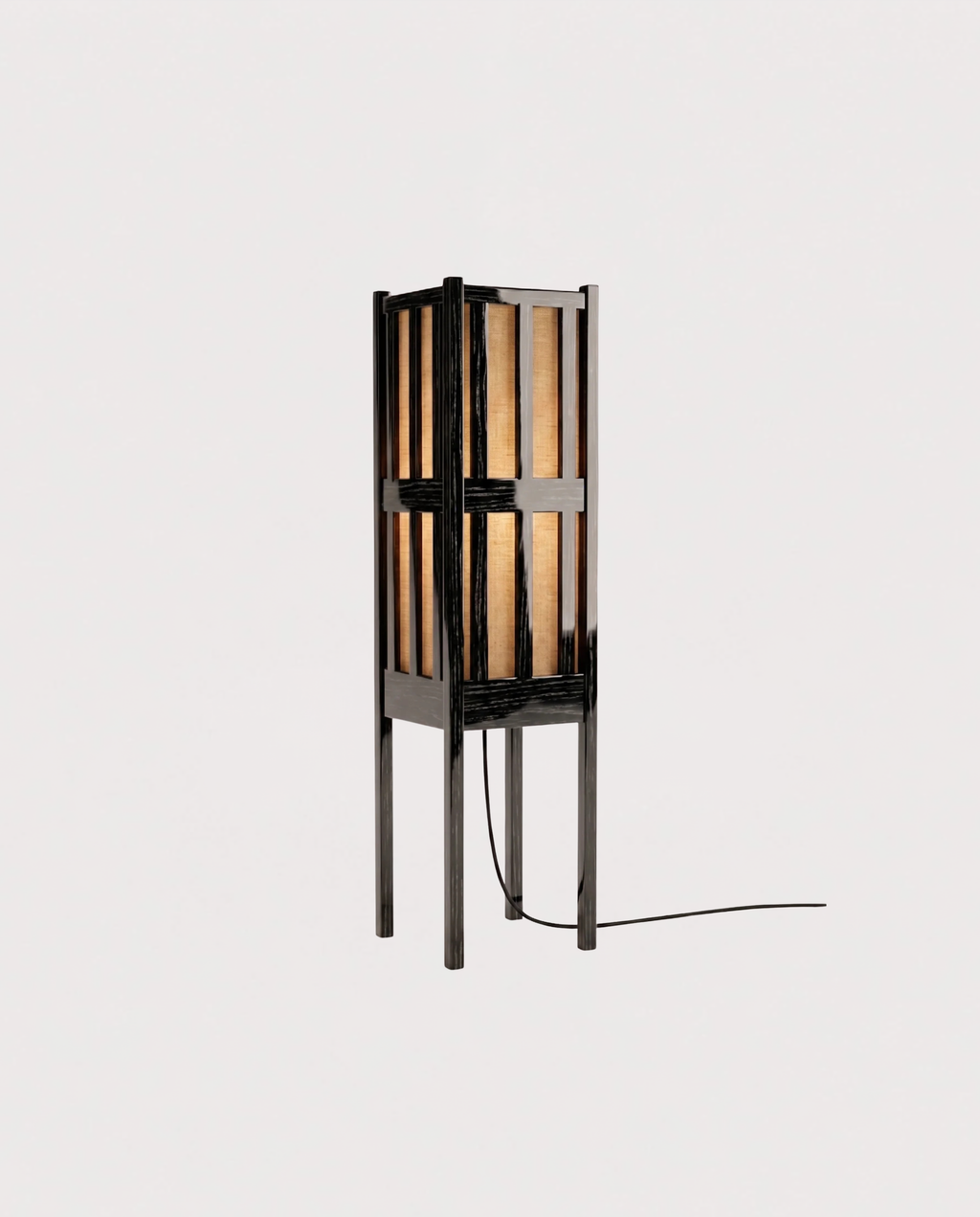 Lampadaire Cardinal, laque noire, vue d'ensemble sur fond blanc cassé, Monde Singulier Editions