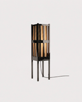 Lampadaire Cardinal, laque noire, vue d'ensemble sur fond blanc cassé, Monde Singulier Editions