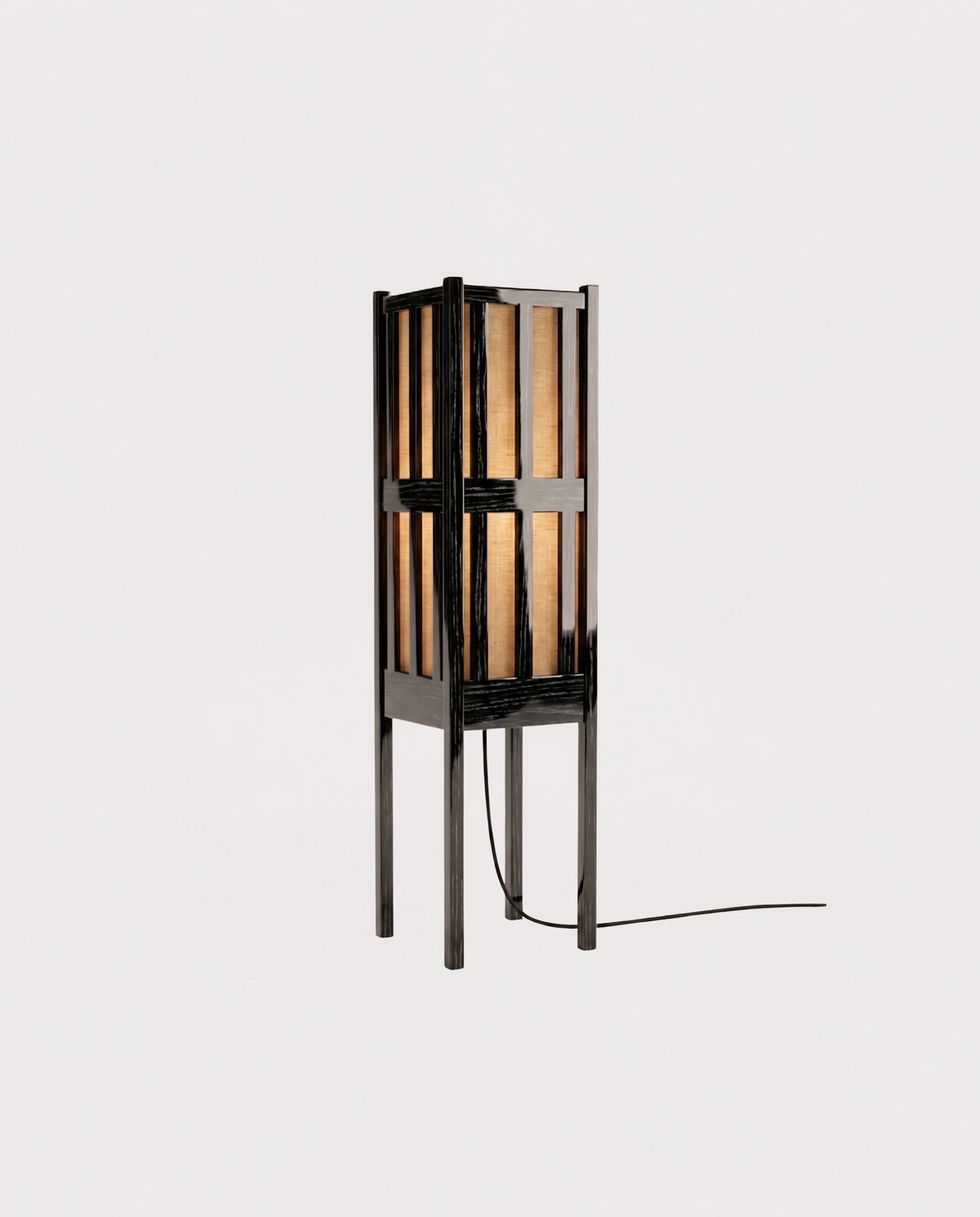 Lampadaire Cardinal, laque noire, vue d'ensemble sur fond blanc cassé, Monde Singulier Editions