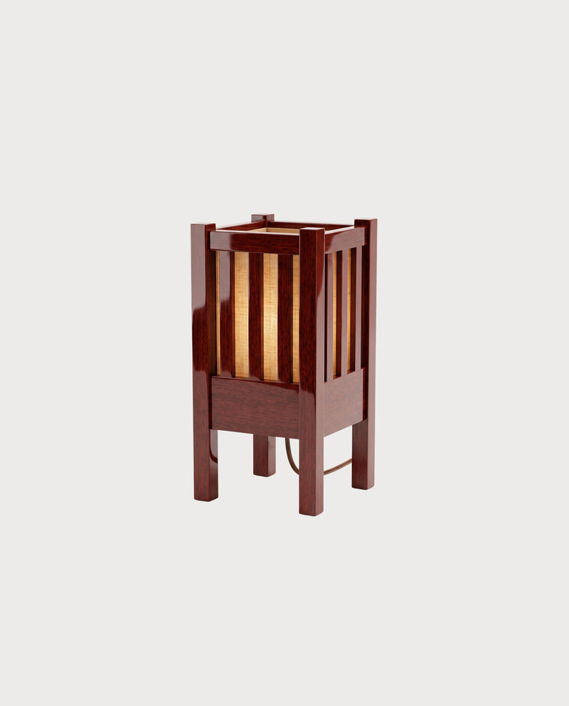Lampe à poser Cardinal, acajou laqué, vue d'ensemble sur fond blanc cassé, Monde Singulier Editions