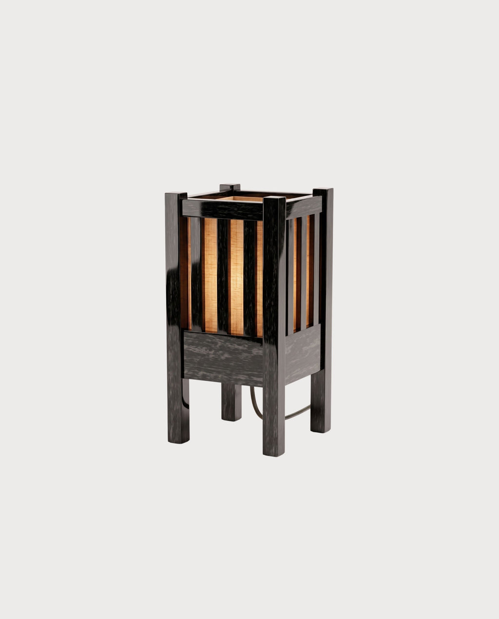 Lampe à poser Cardinal, laque noire, vue d'ensemble sur fond blanc cassé, Monde Singulier Editions