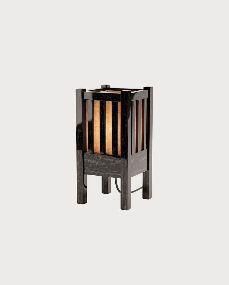 Lampe à poser Cardinal, laque noire, vue d'ensemble sur fond blanc cassé, Monde Singulier Editions
