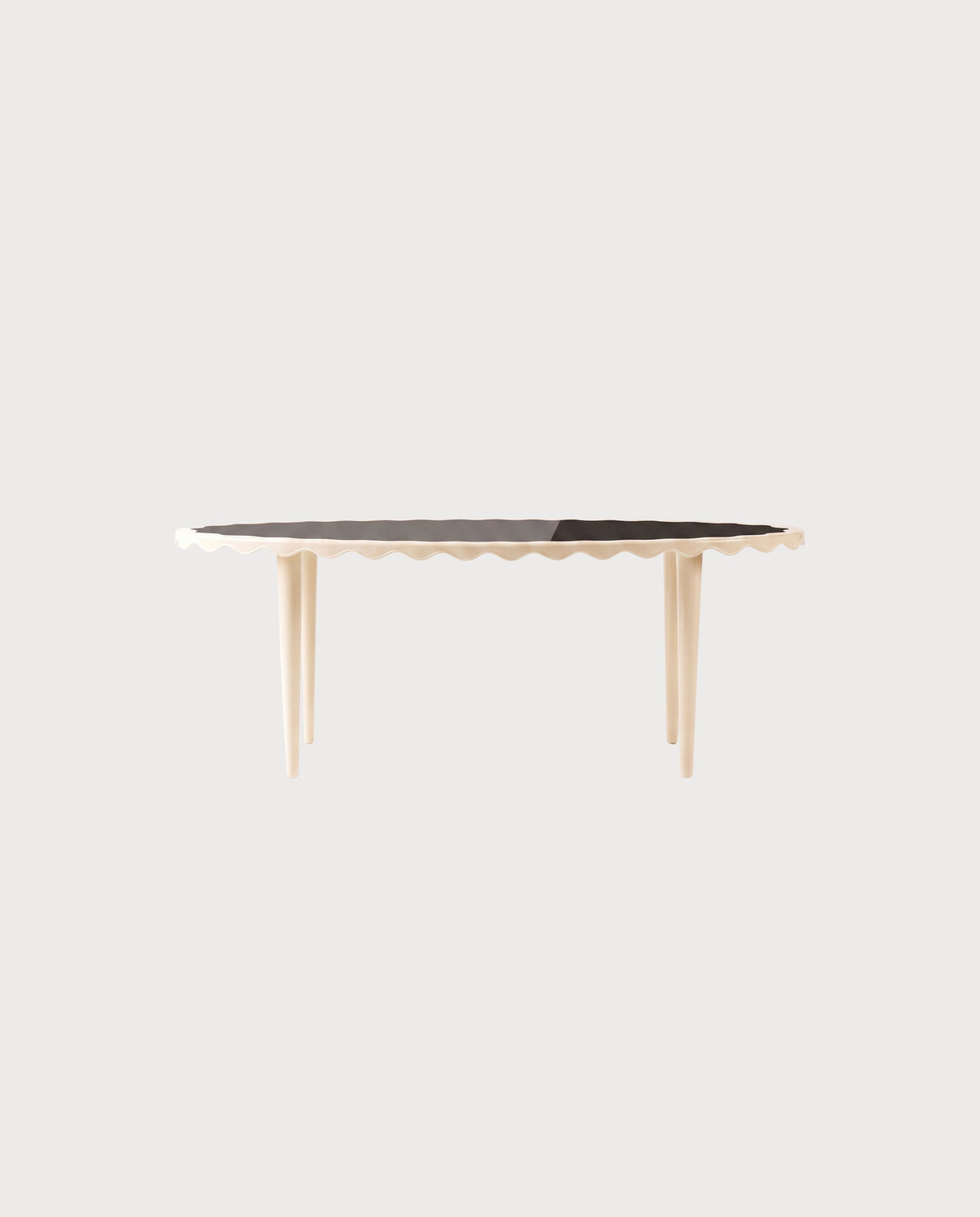 Table à manger Romance, laque blanc cassé, vue d'ensemble sur fond blanc cassé, Monde Singulier Editions