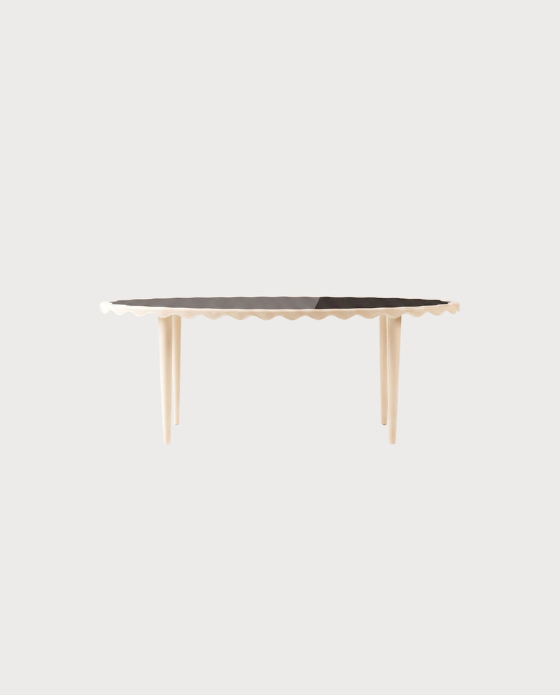 Table à manger Romance, laque blanc cassé, vue d'ensemble sur fond blanc cassé, Monde Singulier Editions