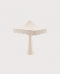 Lampe à poser Romance blanc cassé, abat-jour festonné, vue d'ensemble sur fond blanc cassé, Monde Singulier Editions