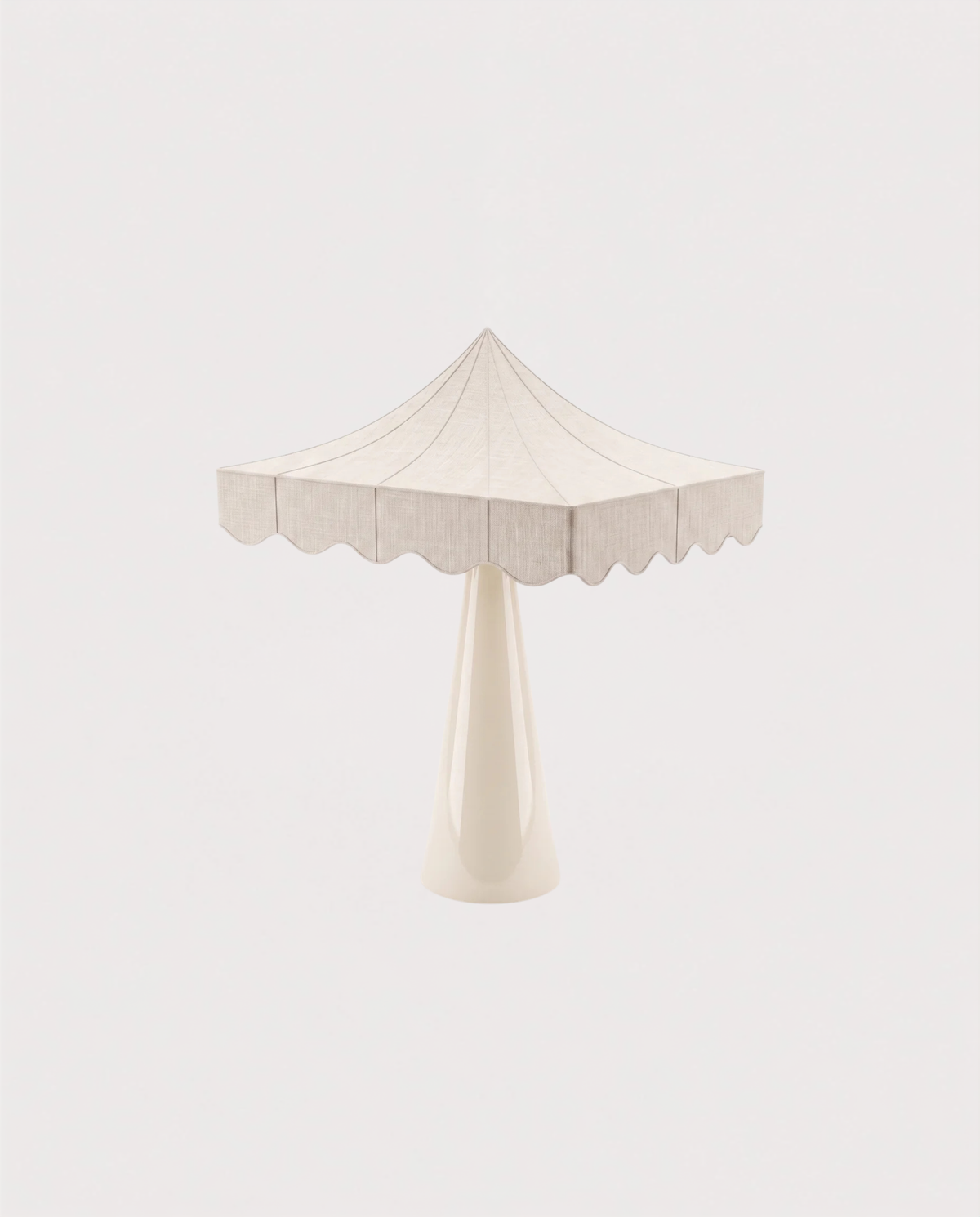 Lampe à poser Romance blanc cassé, abat-jour festonné, vue d'ensemble sur fond blanc cassé, Monde Singulier Editions