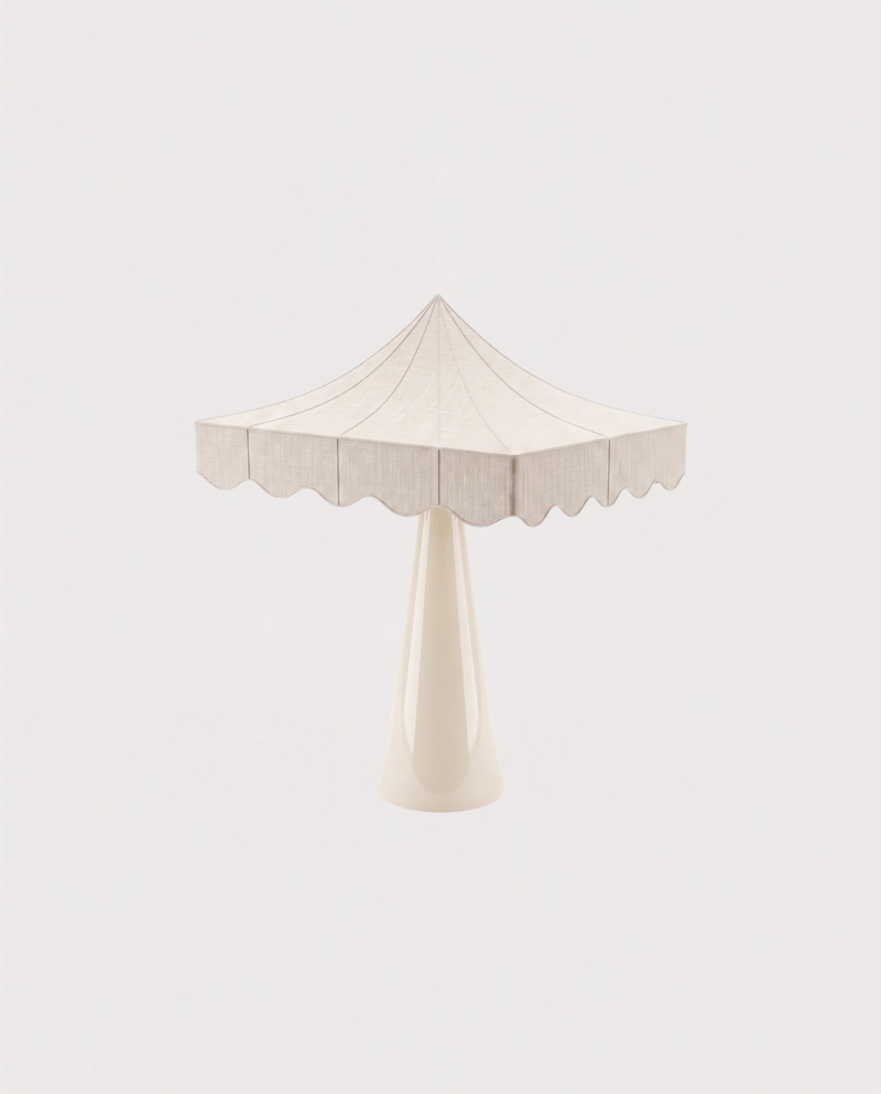 Lampe à poser Romance blanc cassé, abat-jour festonné, vue d'ensemble sur fond blanc cassé, Monde Singulier Editions