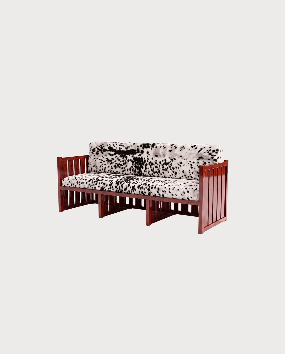Canapé Cardinal, acajou laqué, peau de vache, vue d'ensemble sur fond blanc cassé, Monde Singulier Editions