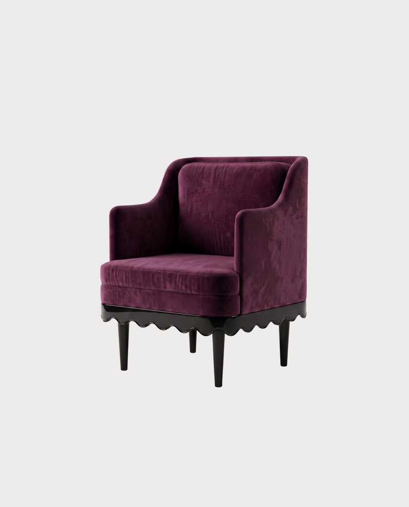 Fauteuil Romance, laque noire, velours aubergine, vue d'ensemble sur fond blanc cassé, Monde Singulier Editions