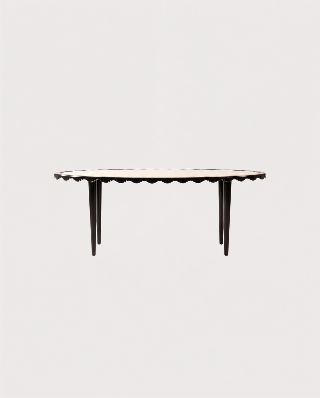 Table à manger Romance, laque noire, vue d'ensemble sur fond blanc cassé, Monde Singulier Editions