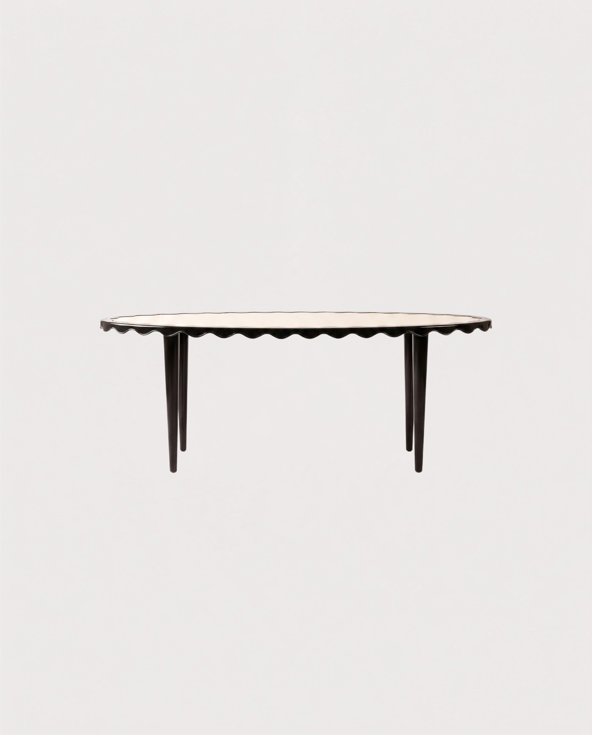 Table à manger Romance, laque noire, vue d'ensemble sur fond blanc cassé, Monde Singulier Editions
