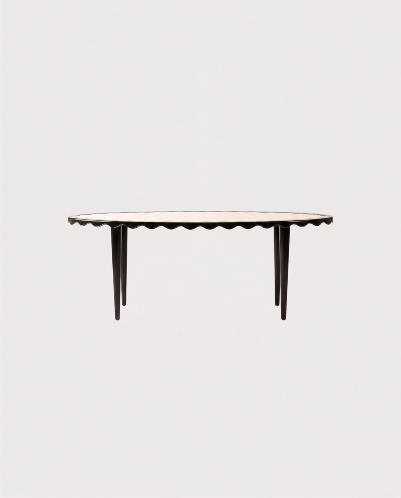 Table à manger Romance, laque noire, vue d'ensemble sur fond blanc cassé, Monde Singulier Editions