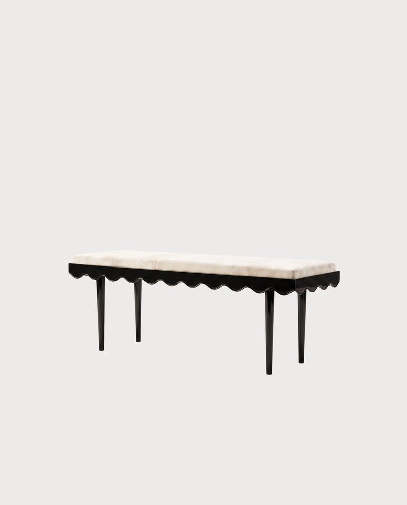 Banc Romance, laque noire, velours écru, vue d'ensemble sur fond blanc cassé, Monde Singulier Editions