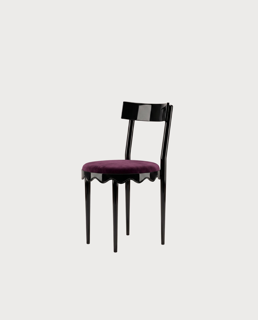 Chaise Romance, laque noire, velours aubergine, vue d'ensemble sur fond blanc cassé, Monde Singulier Editions