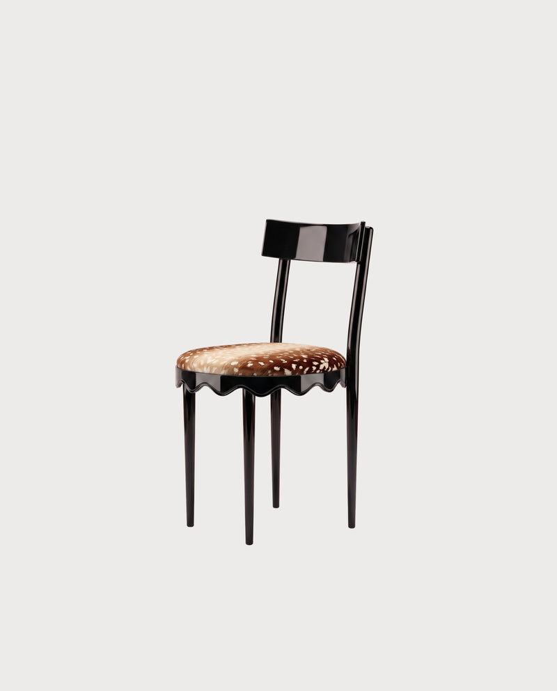 Chaise Romance, laque noire, velours faon imprimé Nobilis, vue d'ensemble sur fond blanc cassé, Monde Singulier Editions