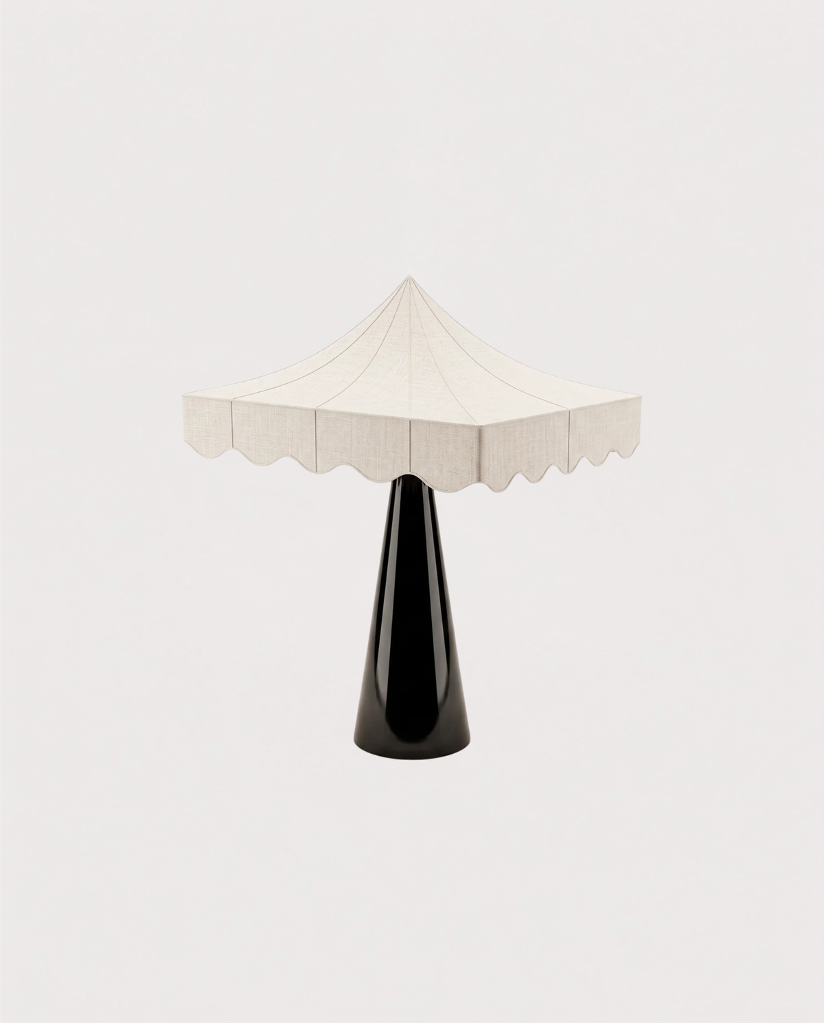 Lampe à poser Romance, pied en laque noire et abat-jour festonné, vue d'ensemble sur fond blanc cassé, Monde Singulier Editions