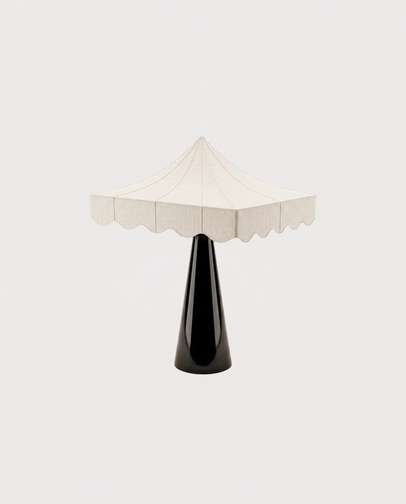Lampe à poser Romance, pied en laque noire et abat-jour festonné, vue d'ensemble sur fond blanc cassé, Monde Singulier Editions