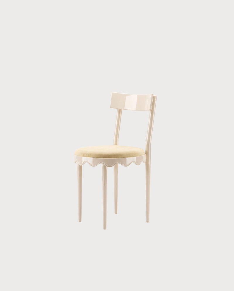 Chaise Romance, laque blanc cassé, vue d'ensemble sur fond blanc cassé, Monde Singulier Editions