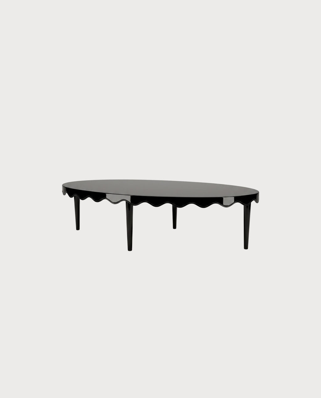 Table basse Romance, laque noire, vue d'ensemble sur fond blanc cassé, Monde Singulier Editions