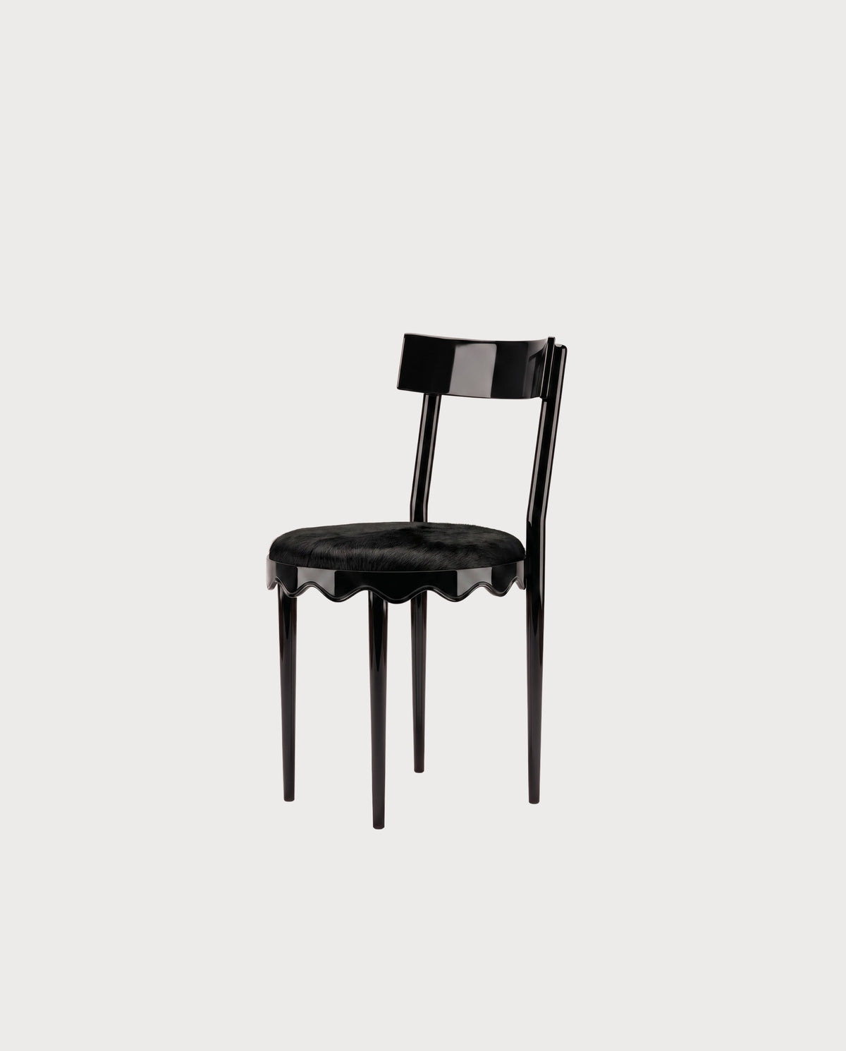 Chaise Romance, laque noire, vue d'ensemble sur fond blanc cassé, Monde Singulier Editions