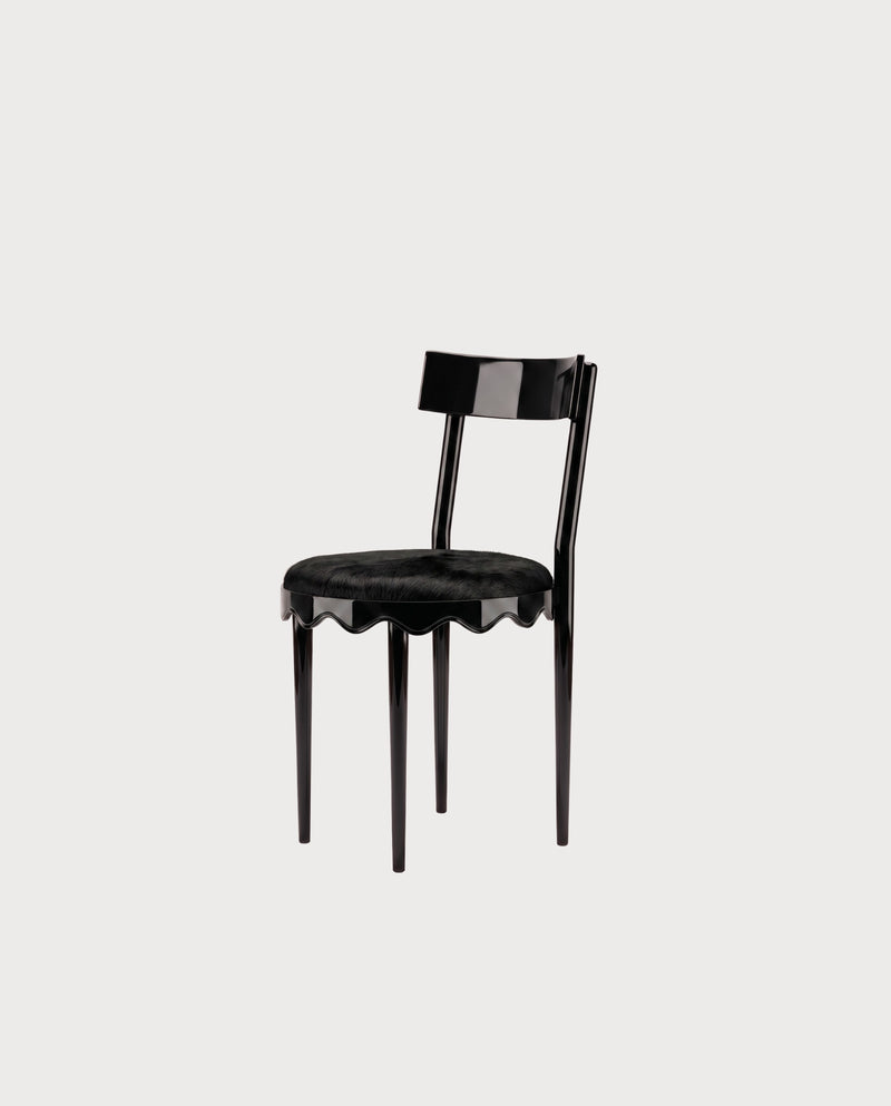 Chaise Romance, laque noire, vue d'ensemble sur fond blanc cassé, Monde Singulier Editions