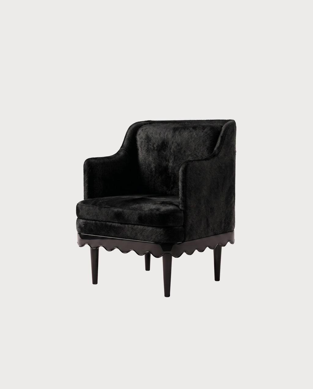 Fauteuil Romance, laque noire, vue d'ensemble sur fond blanc cassé, Monde Singulier Editions
