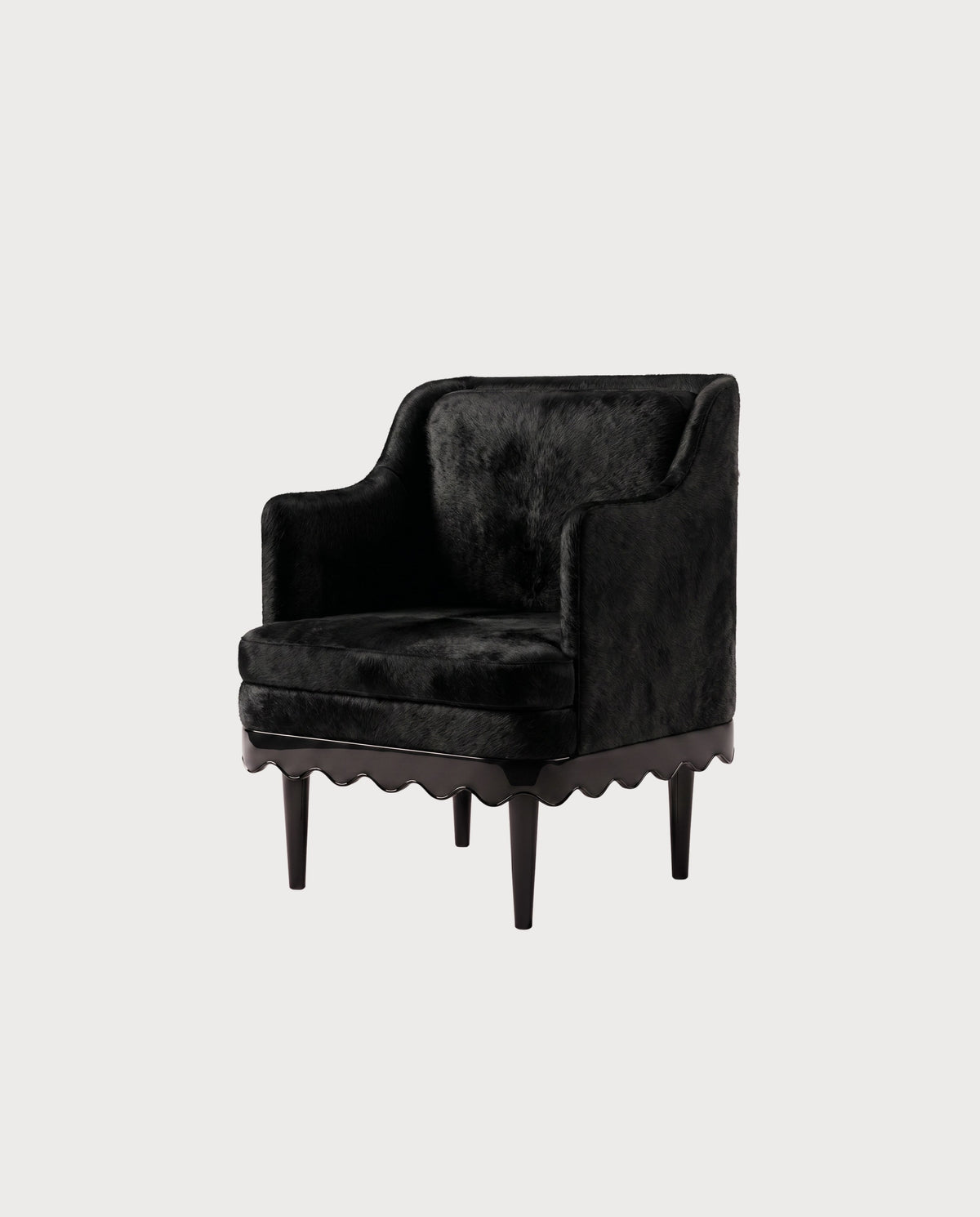 Fauteuil Romance, laque noire, vue d'ensemble sur fond blanc cassé, Monde Singulier Editions