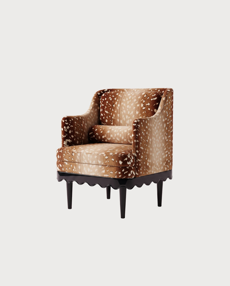 Fauteuil Romance, laque noire, velours faon imprimé Nobilis, vue d'ensemble sur fond blanc cassé, Monde Singulier Editions