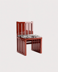 Chaise Cardinal, acajou laqué, peau de vache, vue d'ensemble sur fond blanc cassé, Monde Singulier Editions