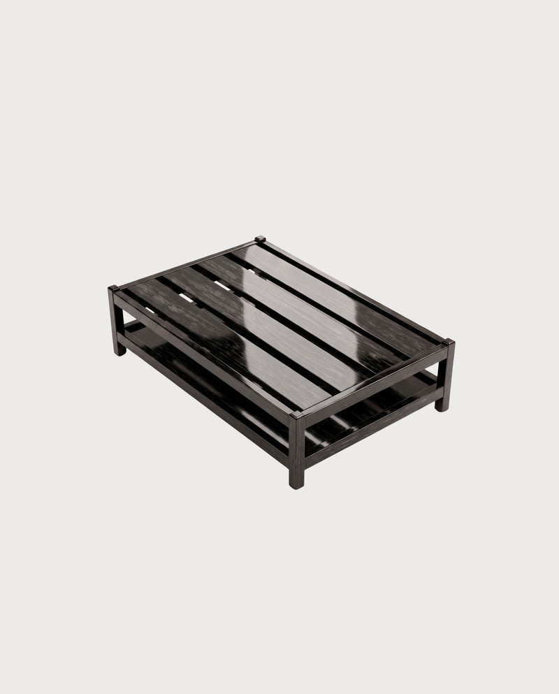 Table basse Cardinal, laque noire, vue d'ensemble sur fond blanc cassé, Monde Singulier Editions