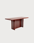 Table à manger Cardinal, acajou laqué, vue d'ensemble sur fond blanc cassé, Monde Singulier Editions