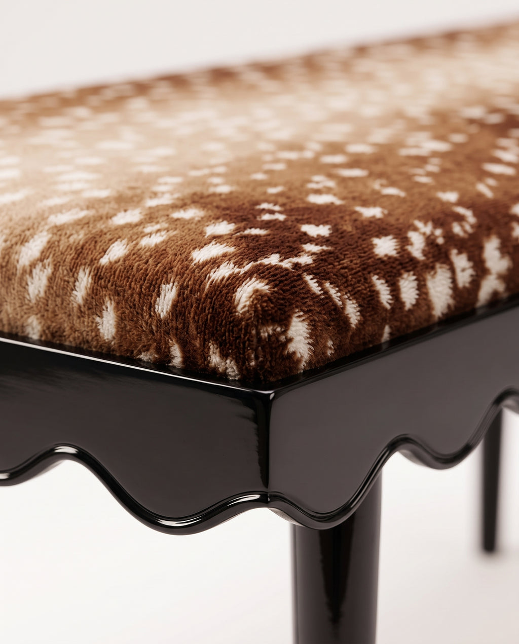 Banc Romance, détail de l'assise en velours faon imprimé et de la ceinture festonnée noire, Monde Singulier Editions