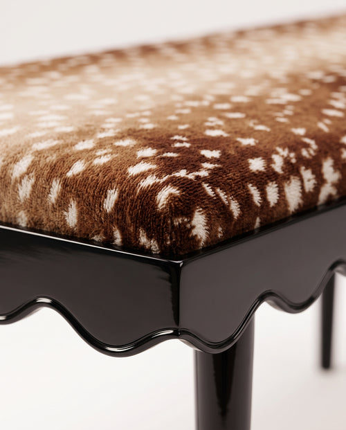 Banc Romance, détail de l'assise en velours faon imprimé et de la ceinture festonnée noire, Monde Singulier Editions