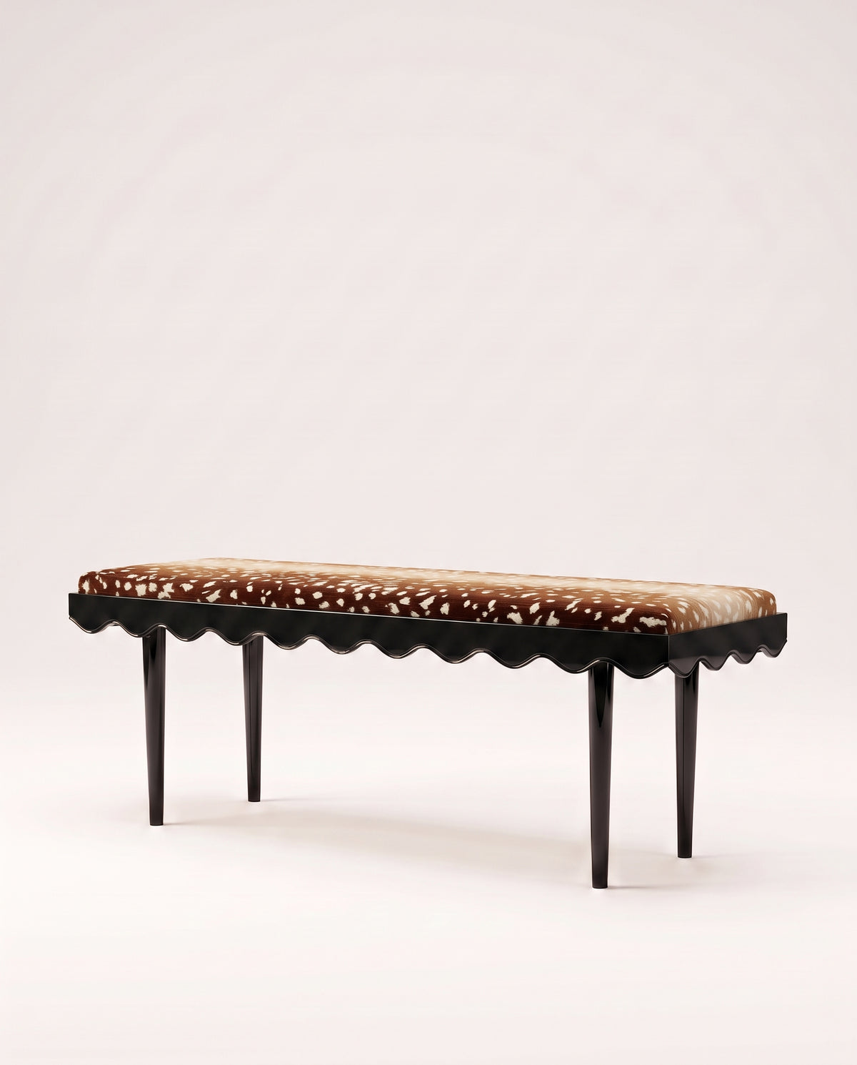 Banc Romance en laque noire et velours faon imprimé Nobilis, vue de trois quarts, Monde Singulier Editions
