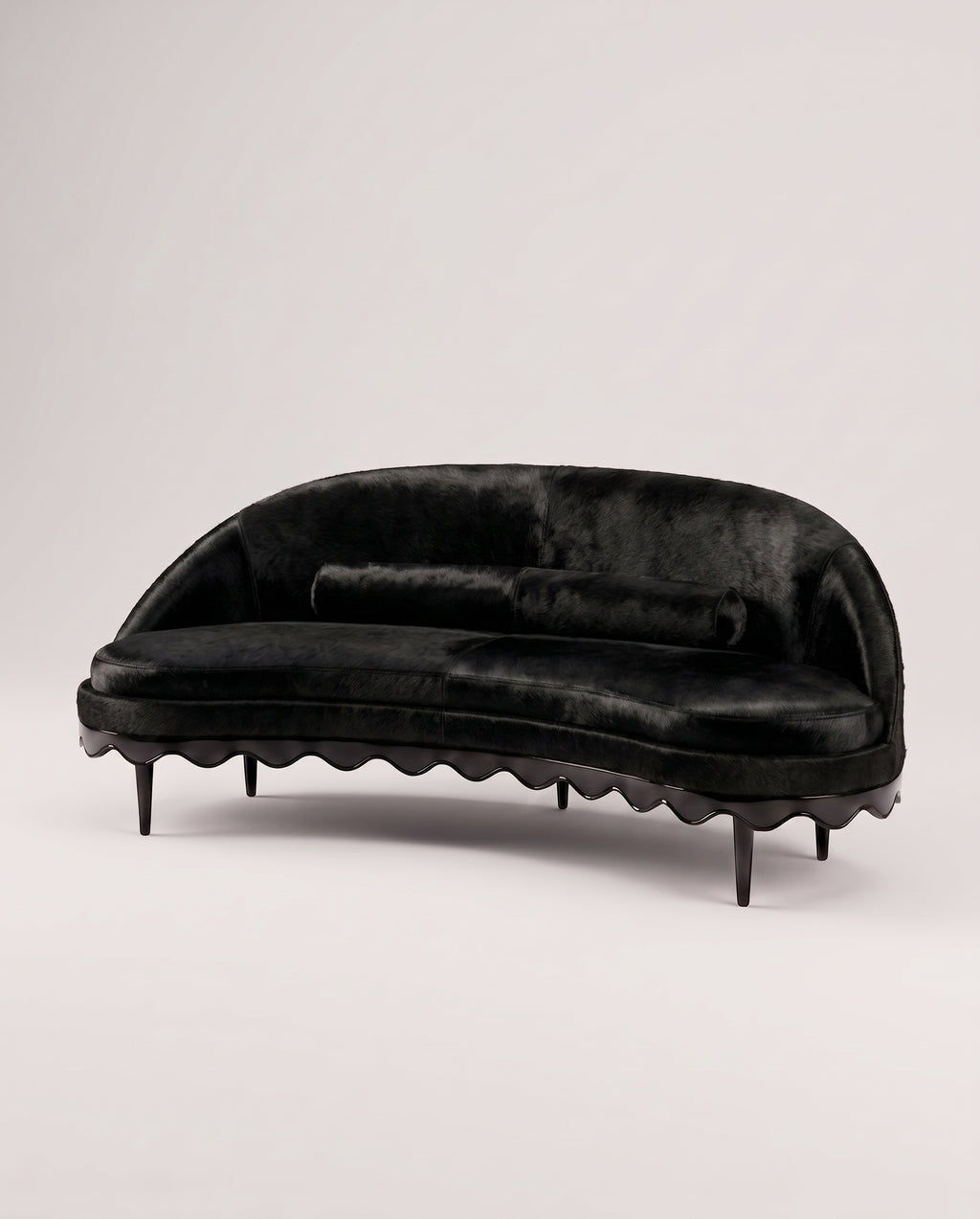 Canapé Romance en peau de vache noire, coussin traversin et base festonnée en laque noire, Monde Singulier Editions