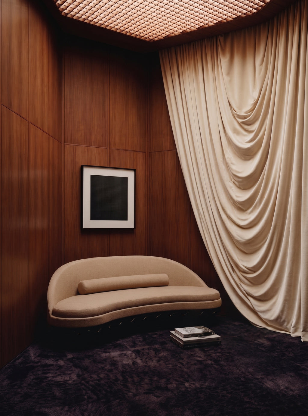 Canapé Romance en toile de coton noisette dans un salon lambrissé aux rideaux drapés, Monde Singulier Editions