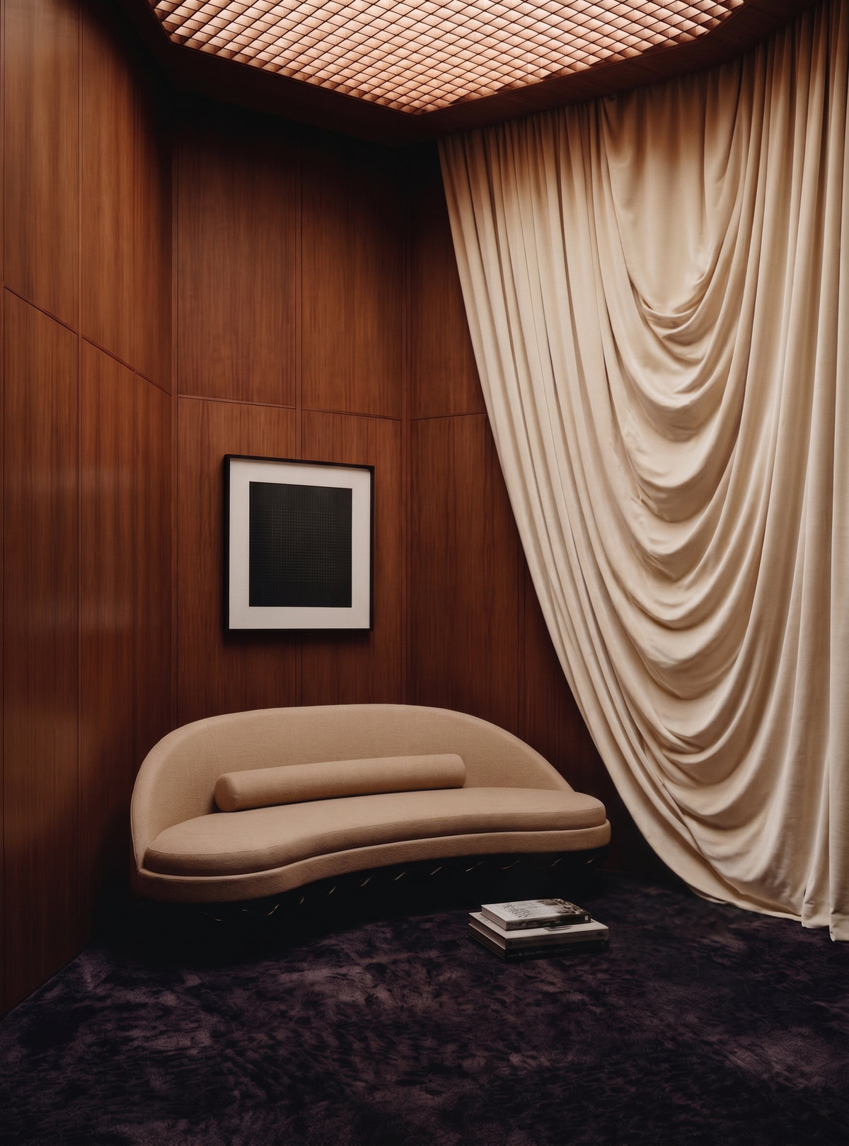 Canapé Romance en toile de coton noisette dans un salon lambrissé aux rideaux drapés, Monde Singulier Editions