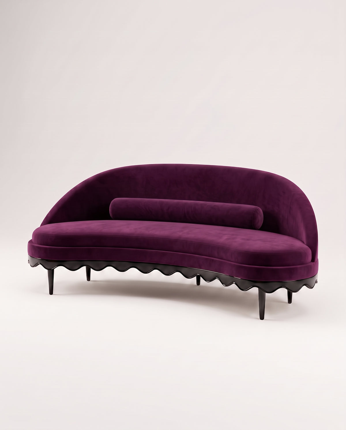Canapé Romance en velours aubergine, coussin traversin et base festonnée en laque noire, Monde Singulier Editions