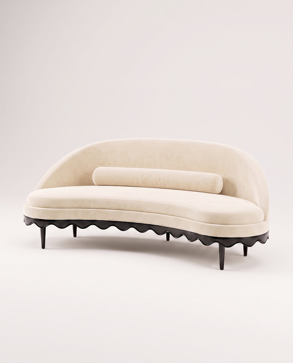 Canapé Romance en velours écru, coussin traversin et base festonnée en laque noire, Monde Singulier Editions