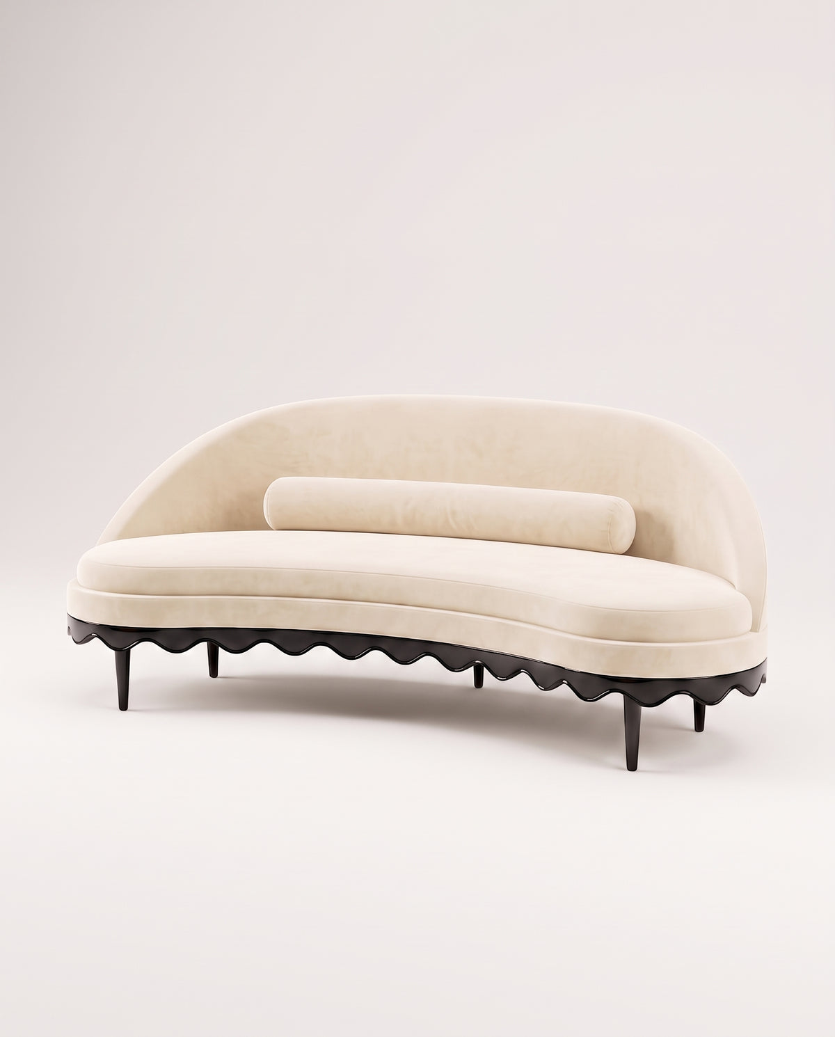Canapé Romance en velours écru, coussin traversin et base festonnée en laque noire, Monde Singulier Editions