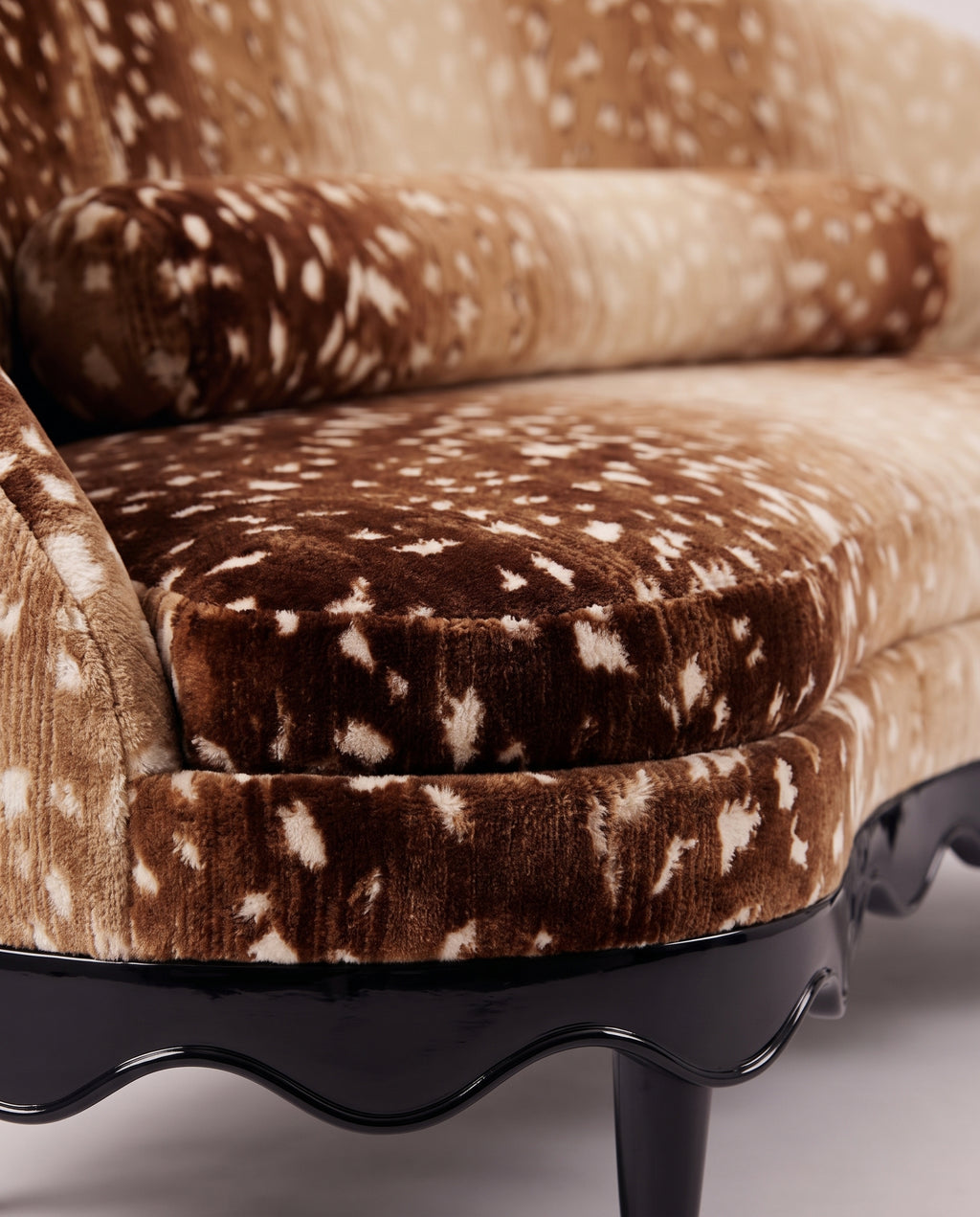 Canapé Romance en velours faon imprimé, détail du coussin et de la base festonnée noire, Monde Singulier Editions