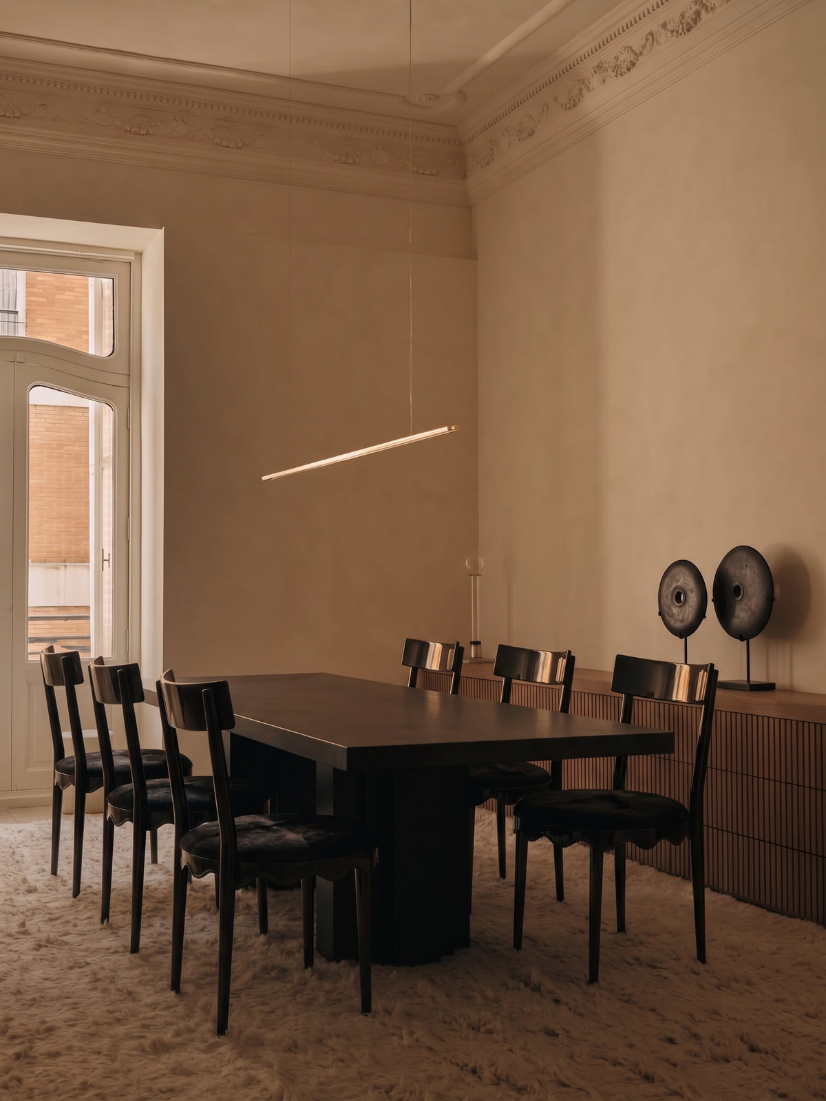 Chaises noires autour d'une table à manger dans une salle à manger haussmannienne, Monde Singulier Editions
