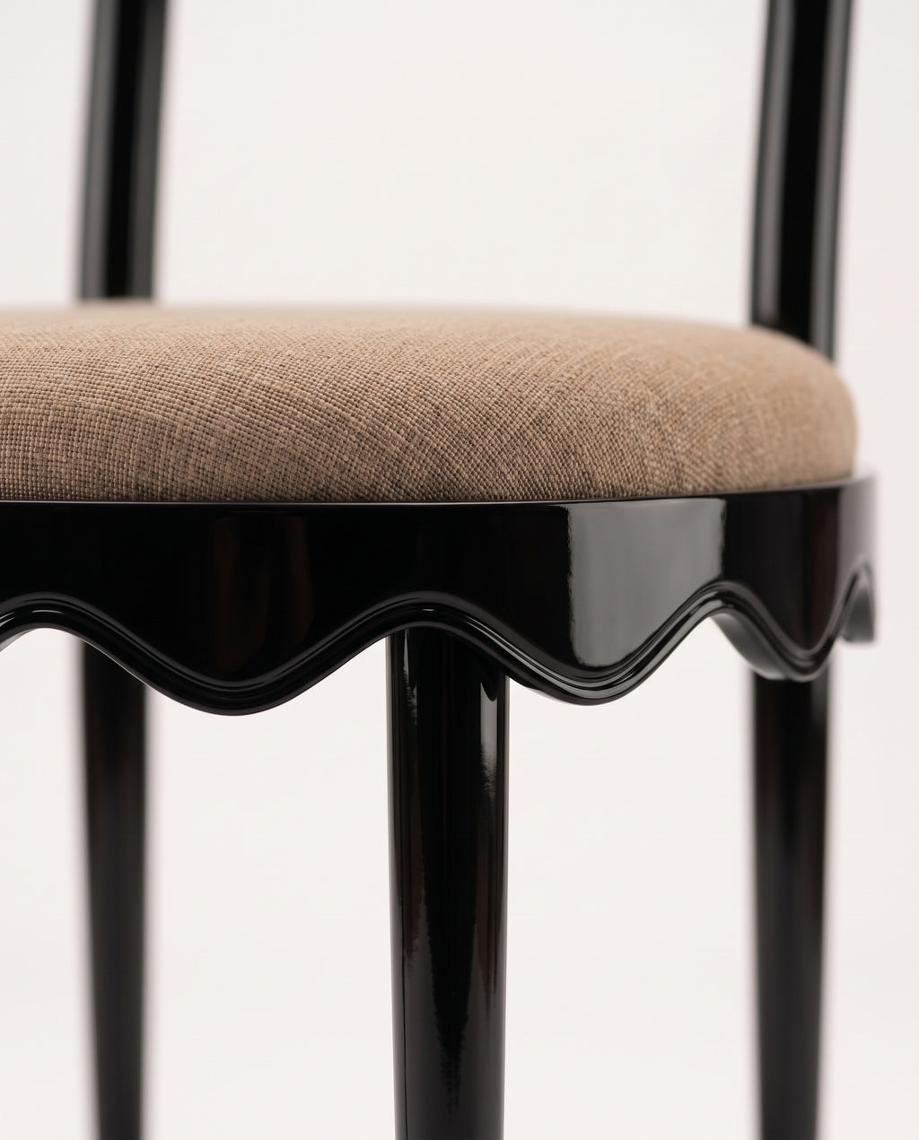 Chaise Romance noir, toile de coton noisette, en situation