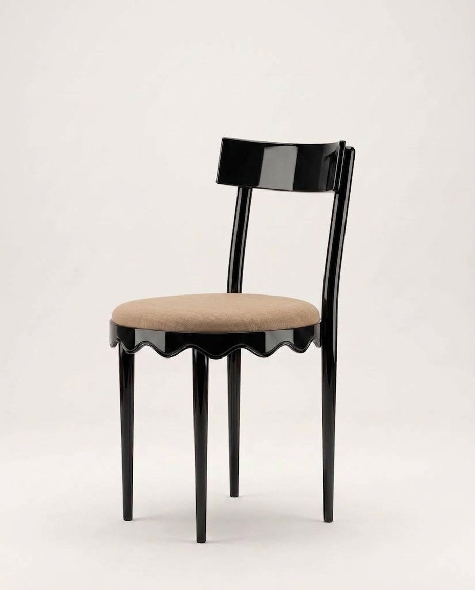 Chaise Romance noir, toile de coton noisette, en situation
